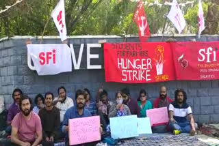 sfi  students  go on one day  hunger strike in support of farmers agitation in Delhi