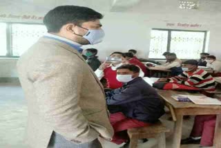 dc-taught-history-to-children-in-school-in-latehar