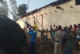 a-fire-broke-out-in-runiadih-village-of-surajpur