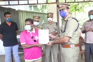 Malappuram  Volunteers who assisted the police during the Covid period were honored by the Malappuram Police with certificates  Covid period  honored by the Malappuram Police  police  സന്നദ്ധ വളണ്ടിയർമാര്‍ക്ക് പൊലീസിന്‍റെ ആദരം  സന്നദ്ധ വളണ്ടിയർമാര്‍  പൊലീസ്  കൊവിഡ്  സന്നദ്ധ സേവകര്‍