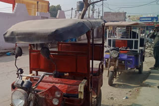 E-rickshaw drivers  facing problems  due to border sealing at Madanpur dabasE-rickshaw drivers  facing problems  due to border sealing at Madanpur dabas