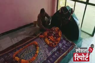 बदहाली की दास्तां बयां कर रही स्वतंत्रता सेनानी की मजार.