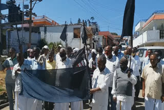 கோயில் பூசாரிகளை கண்டித்து கருப்பு கொடி ஏந்தி ஆர்ப்பாட்டம்