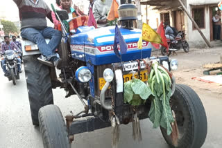 ট্র্যাক্টরে ধান সবজি সাজিয়ে মিছিল  তৃণমূলের