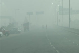 Dense fog shrouds Delhi, air quality poor