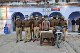 पुलिस की गिरफ्त में आरोपी.