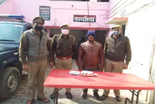 पुलिस की गिरफ्त में आरोपी.