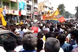 dmk cadres blockage their youth wing Secretary Udayanithi Stalin vehicle in theni