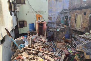 sadar bazar building collapse update delhi