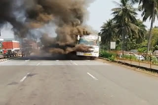 Fire broke out  Payakaraopeta National Highway  സ്വകാര്യ ബസിന് തീപിടിച്ചു  അമരാവതി വാര്‍ത്തകള്‍