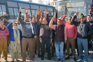 HRTC employees protest in sundernagar, सुंदरनगर में एचआरटीसी कर्मचारियों का विरोध प्रदर्शन