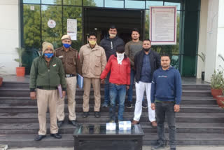 dwarka north police arrested one snatcher