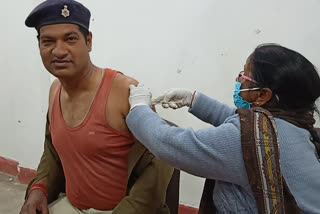 First dose of corona vaccine given to policemen in Gumla