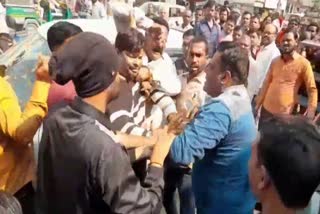 fight between two shopkeepers over car parking in bokaro