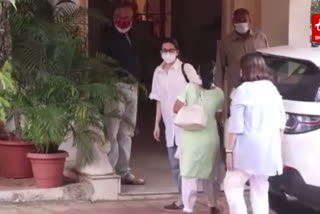 Neetu, Ranbir, Karisma and others arrive at late Rajiv Kapoor's residence - video