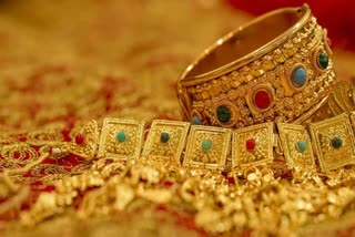 Gold jumps Rs 495; silver falls by Rs 99  gold rate  gold price  silver price  silver rate  സ്വർണ വില ഉയർന്നു  പത്ത് ഗ്രാമിന് 495 രൂപ