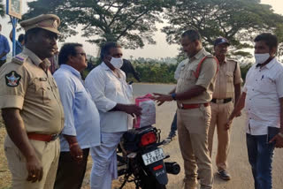 krishna-district-avanigadda-police-seized-rs-15-lakh-66-thousand-while-moving-on-a-two-wheeler