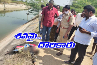 vanaparthi-district-the-bodies-of-a-father-and-son-who-had-lost-control-of-their-bike-and-plunged-into-a-ditch-were-founded