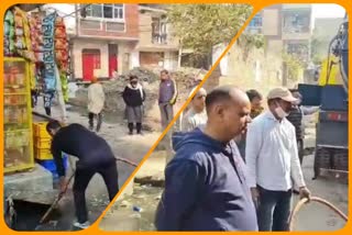 Corporation councilors are cleaning the drains in front of them in Wazirabad of Delhi