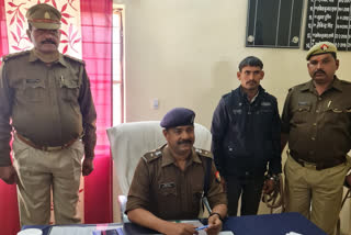 पुलिस मुठभेड़ में शराब तस्कर गिरफ्तार.