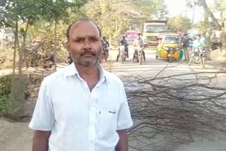 Villagers protest by putting hedgehogs on the road in warangal rural district