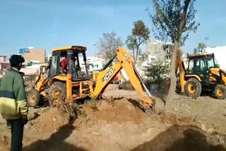 नगर परिषद ने भूखंडों से हटवाया अतिक्रमण, City Council removed encroachments from plots