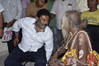 Rajabharati Swamiji visits Minister Anand Singh office