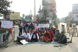 বালুরঘাটে পথ অবরোধ অল বেঙ্গল চিটফান্ড সাফারার্স ওয়েলফেয়ার এসোসিয়েশনের