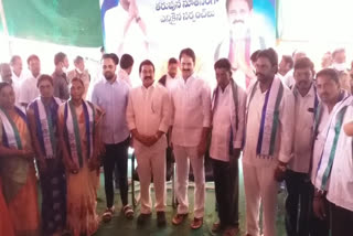 mp mopidevi met winning sarpanches at guntur