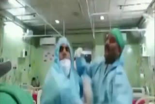 पीपीई किट पहनकर नर्सिंग कर्मियों का डांस, Dance of nursing personnel wearing PPE kit