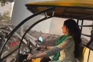 jahnavi-kapoor-seen-driving-an-e-rickshaw-this-video-is-going-viral-on-the-internet