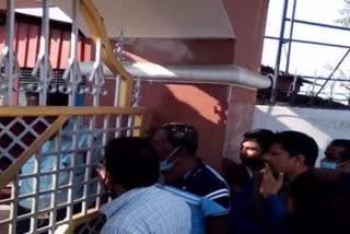 Jharkhand Parents Association uproar at AGM school gate in Bokaro