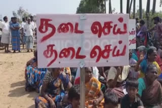 ஆர்ப்பாட்டம் நடத்தும் கிராம மக்கள்