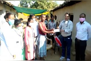 50-thousand-rupees-of-assistance-was-given-to-baldi-bai-of-kamar-tribe-in