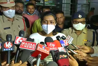 kidnap and murder attempt on B pharmacy student, kidnap and murder attempt on B pharmacy student in Hyderabad, Hyderabad kidnap and murder, Hyderabad kidnap and murder news, Hyderabad news, Hyderabad crime news, ಬಿಫಾರ್ಮಸಿ ವಿದ್ಯಾರ್ಥಿನಿ ಮೇಲೆ ನಾಲ್ವರಿಂದ ಕಿಡ್ನ್ಯಾಪ್​ ಮತ್ತು ಹತ್ಯೆ ಯತ್ನ, ಹೈದರಾಬಾದ್​ನಲ್ಲಿ ಬಿಫಾರ್ಮಸಿ ವಿದ್ಯಾರ್ಥಿನಿ ಮೇಲೆ ನಾಲ್ವರಿಂದ ಕಿಡ್ನ್ಯಾಪ್​ ಮತ್ತು ಹತ್ಯೆ ಯತ್ನ, ಹೈದರಾಬಾದ್​ ಕಿಡ್ನ್ಯಾಪ್​ ಮತ್ತು ಹತ್ಯೆ, ಹೈದರಾಬಾದ್​ ಕಿಡ್ನ್ಯಾಪ್​ ಮತ್ತು ಹತ್ಯೆ ಸುದ್ದಿ, ಹೈದರಾಬಾದ್​ ಸುದ್ದಿ, ಹೈದರಾಬಾದ್​ ಅಪರಾಧ ಸುದ್ದಿ,