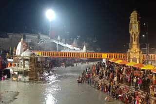 Devotees take holy dip in Ganga