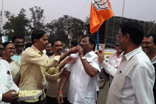 BJP workers rallied in Vaibhavwadi after BJP corporator joined Shiv Sena