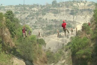 Mountain Rescue Team trains J&K Police to help victims of natural disasters  പ്രകൃതിദുരന്തംർജമ്മു പൊലീസിന് പരിശീലനം നൽകി മൗണ്ടൻ റെസ്ക്യൂ ടീം  മൗണ്ടൻ റെസ്ക്യൂ ടീം  Mountain Rescue Team  natural disasters  ദേശിയ വാർത്ത  national news