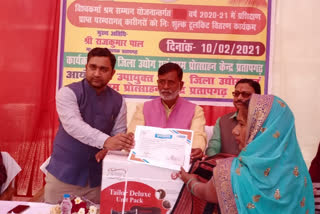 distribution to traditional artisans in pratapgarh