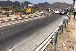 ट्रक ने मारी बाइक को टक्कर,   The truck collided with the bike