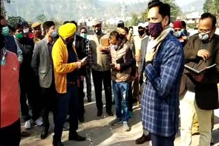 kumbh-mela-officer-deepak-rawat-reprimanded-officials-in-har-ki-pauri-ghat