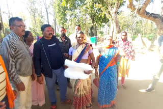 MLA Santram Netam reached Lanjora village