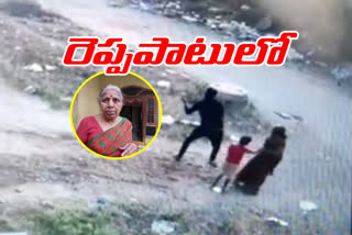 pretending-to-show-the-photo-and-chain-snatched-by-thieves-in-rangareddy-district