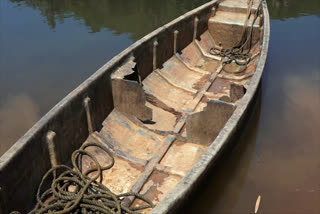 old boat become threat to natives  Rationkada city in Malappuram  കടത്തു വഞ്ചി കാലപ്പഴക്കത്താല്‍ അപകടാവസ്ഥയില്‍  നാട്ടുകാർക്ക് ഭീക്ഷണിയാകുന്നു