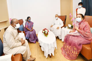 AP Governor biswabhusan met the Governor tamilisai with the family