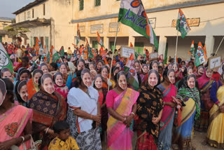 পুরুলিয়ায় মহিলাদের মুখোশ মিছিল