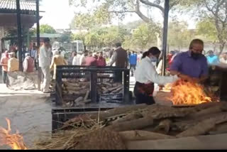 Daughter cremated father funeral