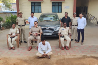 Car robber arrested, Car robber arrested by Raichur police, Raichur Car robber, Raichur car robber news, ಕಾರು ಕಳ್ಳ ಬಂಧನ, ಕಾರು ಕಳ್ಳನನ್ನು ಬಂಧಿಸಿದ ರಾಯಚೂರು ಪೊಲೀಸರು, ರಾಯಚೂರು ಕಾರ್ ದರೋಡೆ, ರಾಯಚೂರು ಕಾರ್​ ದರೋಡೆ ಸುದ್ದಿ,