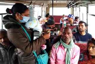 woman-bus-conductor-working-with-five-month-girl-due-to-have-not-child-care-leave-in-gorakhpur