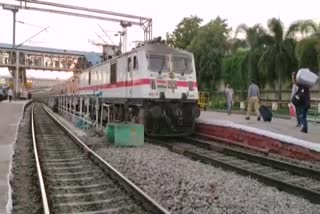 train-accident-at-bollaram-alwal-railway-station-and-one-person-dead-in-hyderabad